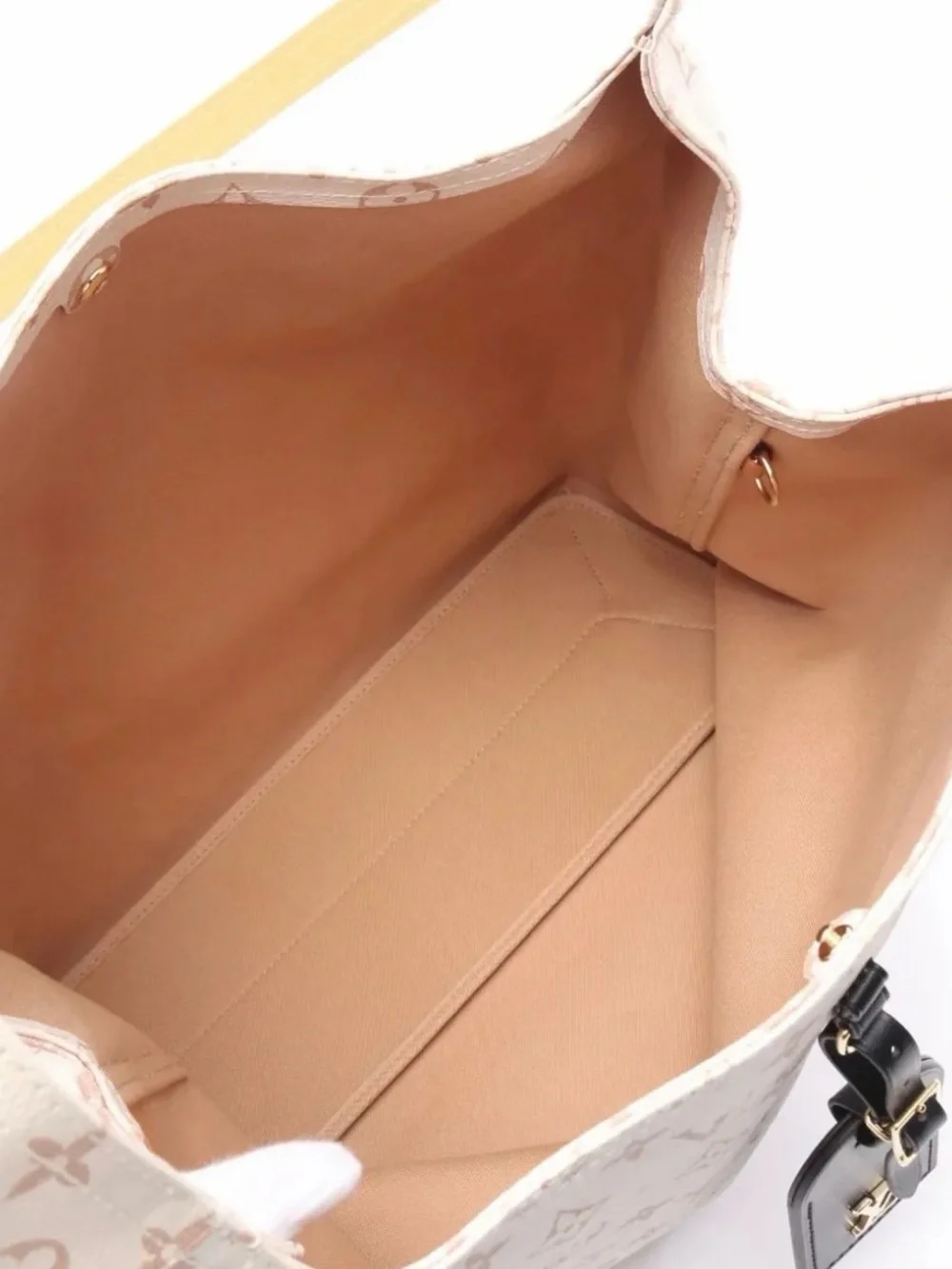 Louis Vuitton GM Atlantis in dune color